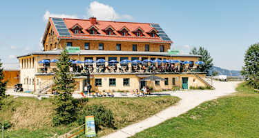 Die idyllische Berghütte Kreuzeckhaus liegt inmitten der oberbayerischen Alpen im Wettersteingebirge.