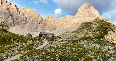 Lamsenjochhütte mit Lamsenspitze im Hintergrund