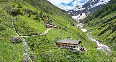 Die Lasnitzenhütte am Fuße der Lasörlinggruppe in Osttirol