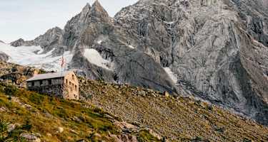 Blick auf die Capanna di Sciora - im Hintergrund ein gewaltiger Berg