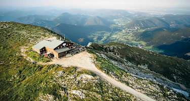 Die Fischerhütte mit Blick vom Schneeberg ins Wiener Becken