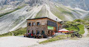 Die Tribulaunhütte ist nicht nur ein beliebter Ausgangspunkt, sondern auch Ziel für eine Tageswanderung
