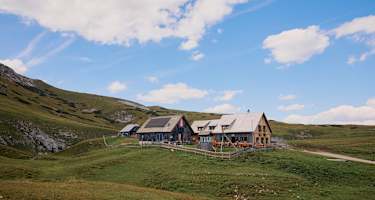 Die Michlbauerhütte befindet sich auf der Schneealm in den obersteirischen Mürzsteger Alpen.