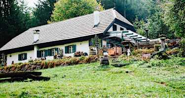 Die Jausenstation Moaralm liegt am Fuße des Traunsteins im oberösterreichischen Salzkammergut.
