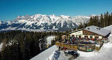 Onkel Willy's Hütte vor der traumhaften Kulisse des Dachsteinmassives