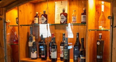 Der Weinkeller ist gut gefüllt und es gibt sogar selbstgemachten Gin.