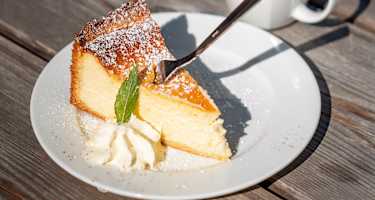 Kaffee und Kuchen dürfen natürlich bei Rast auf der Passauer Hütte nicht fehlen.