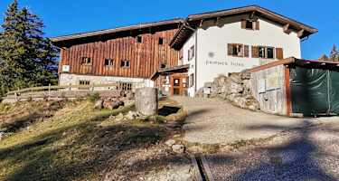 Die Priener Hütte steht im Naturschutzgebiet Geigelstein oberhalb der Niederkaseralm in den Chiemgauer Alpen