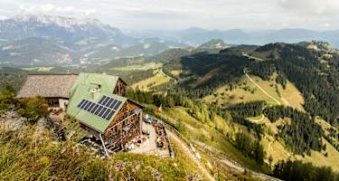 Ursprünglich hätte es Göllhaus heißen sollen, wurde dann aber nach dem legendären Alpinisten Ludwig Purtscheller benannt.