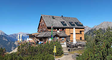 Peter-Wiechenthaler-Hütte, neu mit Zubau