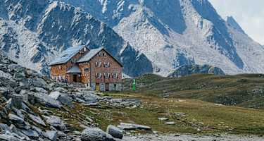 Die Neue Reichenberger Hütte in der Lasörling Gruppe