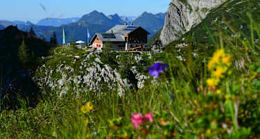 Die Laufener Hütte (1.726 m) im Salzburger Tennengebirge am Fuße des Fritzerkogels