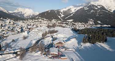 Die Sportalm im Winter - im Hintergrund Seefeld in Tirol