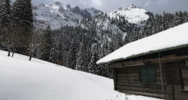 Die Kenzenhütte liegt im Naturschutzgebiet Kenzen in den bayerischen Ammergauer Alpen.