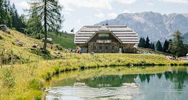 Die Watschinger Alm liegt am Nassfeld unter dem Gartnerkofel in den Karnischen Alpen.