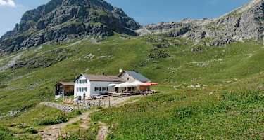 Die Widdersteinhütte befindet sich südseitig des imposanten Widdersteins (2.533 m) in den Allgäuer Alpen .