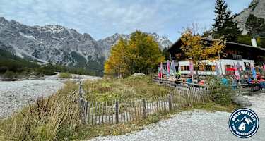 Die Wimbachgrieshütte steht im hinteren Wimbachtal am Fuß des Watzmanns im Nationalpark Berchtesgaden in Bayern.
