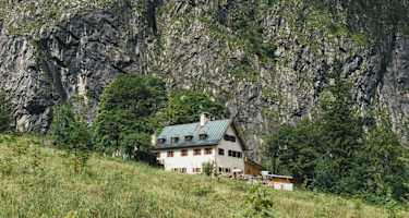 Das Wimbachschloss liegt im Nationalpark Berchtesgaden, zwischen dem Hochkalter und dem Watzmann.
