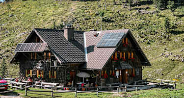 Eine Rast auf der Ybbstaler Hütte lohnt sich allein wegen der Mehlspeisen.