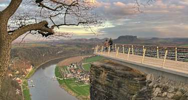 Die neue Basteiaussicht mit Blick auf Rathen und die Tafelberge.