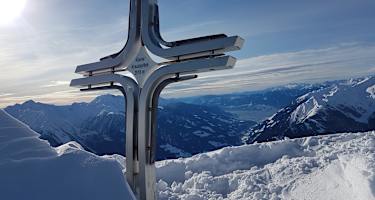 Am Gipfel der Kleinen Kreuzspitze mit Blick in das Passeiertal