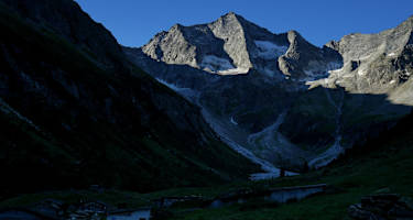 Nach der Bodenalm geht es bald weglos durch die rechte der drei Rinne zum Einstieg.