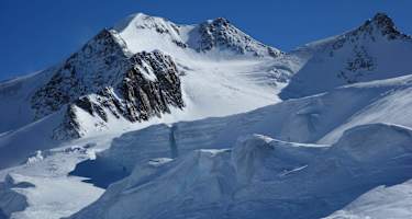 Blick zurück auf die „Langschläfer“, die sich im Anstieg befinden.