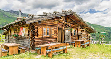Die urige Prerhütte ist eine der vielen Almen auf dem Almplateau bei Bad Hofgastein.