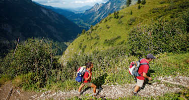 Anstieg zur Enzianhütte mit Blick ins Stillachtal.