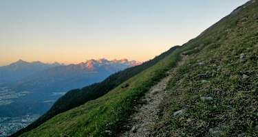 Rechts das Gebirge, links die Stadt