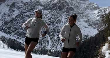 Tolles Bergpanorama am Pragser Wildsee - Trailrunning ist auch früh im Jahr schon möglich.