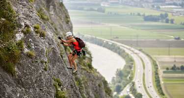 Sehr luftig und sehr ausgesetzt zieht der Klettersteig durch die senkrechte Martinswand.