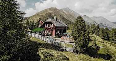 Über den zahlreichen Seen des Lungau und der Steirischen Krakau liegt die gemütliche Grazer Hütte.