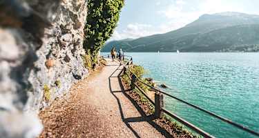Schöner Wanderweg entlang des Ufers des Wolfgangsees