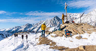 Gruppe auf Berggipfel; Blick vom Gipfel des Vogelgrand in die Rieserfernergruppe und hinunter Richtung Antholz, Südtirol