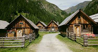 Start des Aufstieges zur Landawirseehütte ist das Hüttendorf am Talende des Göriachtals.