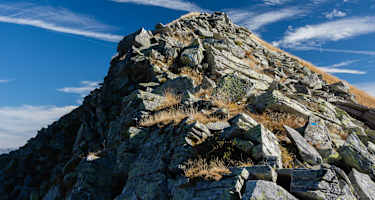 Ein Großteil des Weges verläuft über den Grat - die weiss-blauen Markierungen weisen den Weg.