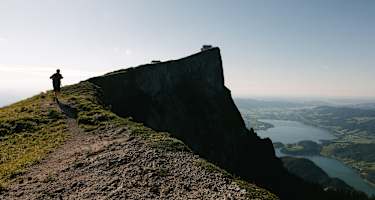 Die Schafbergspitze mit gleichnamigen Hotel und Blick ins Salzkammergut