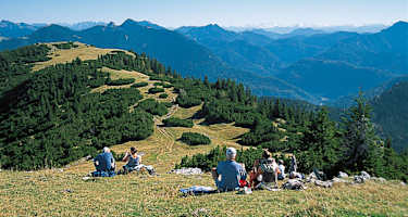 Der Gipfel lädt mit viel Platz und Panorama zur Pause ein.