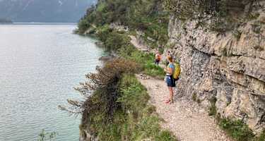 Am Westufer des Achensees - der Weg ist teilweise seilversichert.