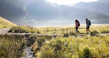 Die Alpenüberquerung beginnt am Spitzingsee in Bayern.