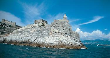 Die romanische Kirche am Kap San Pietro.