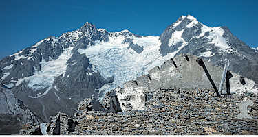 Hüttenruine auf dem Mont Fortin. Blick zur Aiguille de Trélatête, 3.920  m.