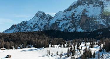 Über die Armentara-Wiesen führt eine Langlaufloipe