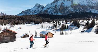 Das offene Plateau der Armentara-Almen breitet sich wunderschön zwischen La Val und dem Heiligkreuz-Hospiz aus.