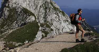 Vom Parkplatz folgen wir dem beschilderten, breit ausgetretenen Weg nach Osten. 