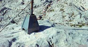 Beim Salzburger Kreuz, hinten links der Sommerstein, rechts das Breithorn.