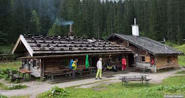 Wir starten an der Wasseralm, 1423 m, und folgen bis zur Mittagseinkehr dem Weg 416.