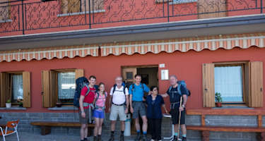 In Tribil Superiore, 642 m, kehren wir zunächst zum Ortsrand zurück. Dort zweigt unsere Route auf einem bereits markierten Forstweg halb rechts ab.
