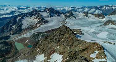 Wunderschöner Tiefblick vom Südgrat des Wilden Freigers auf das Becherhaus.